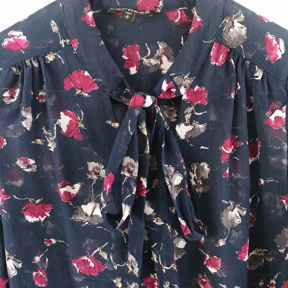 Express Floral Blouse - Picture 4 of 5